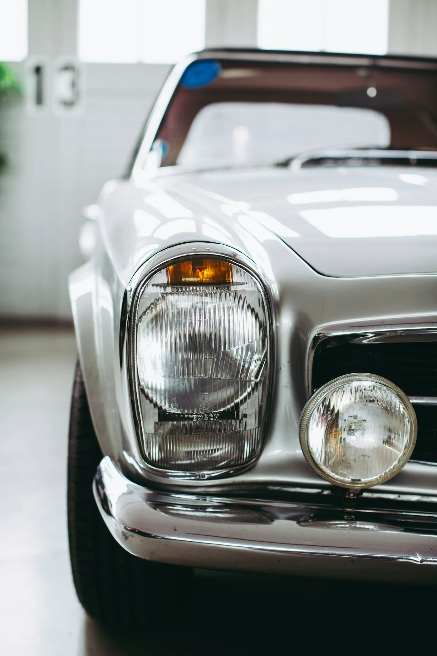 Detalle de las ópticas verticales de un Mercedes-Benz 280 SL