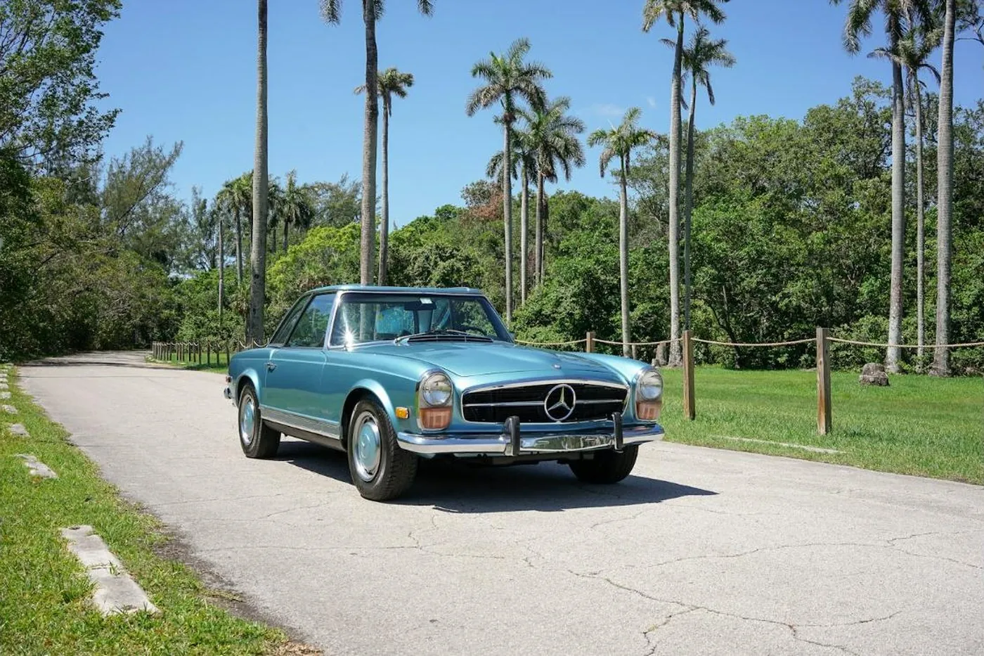 Mercedes-Benz 280 SL Pagoda, celeste, estacionado en un camino